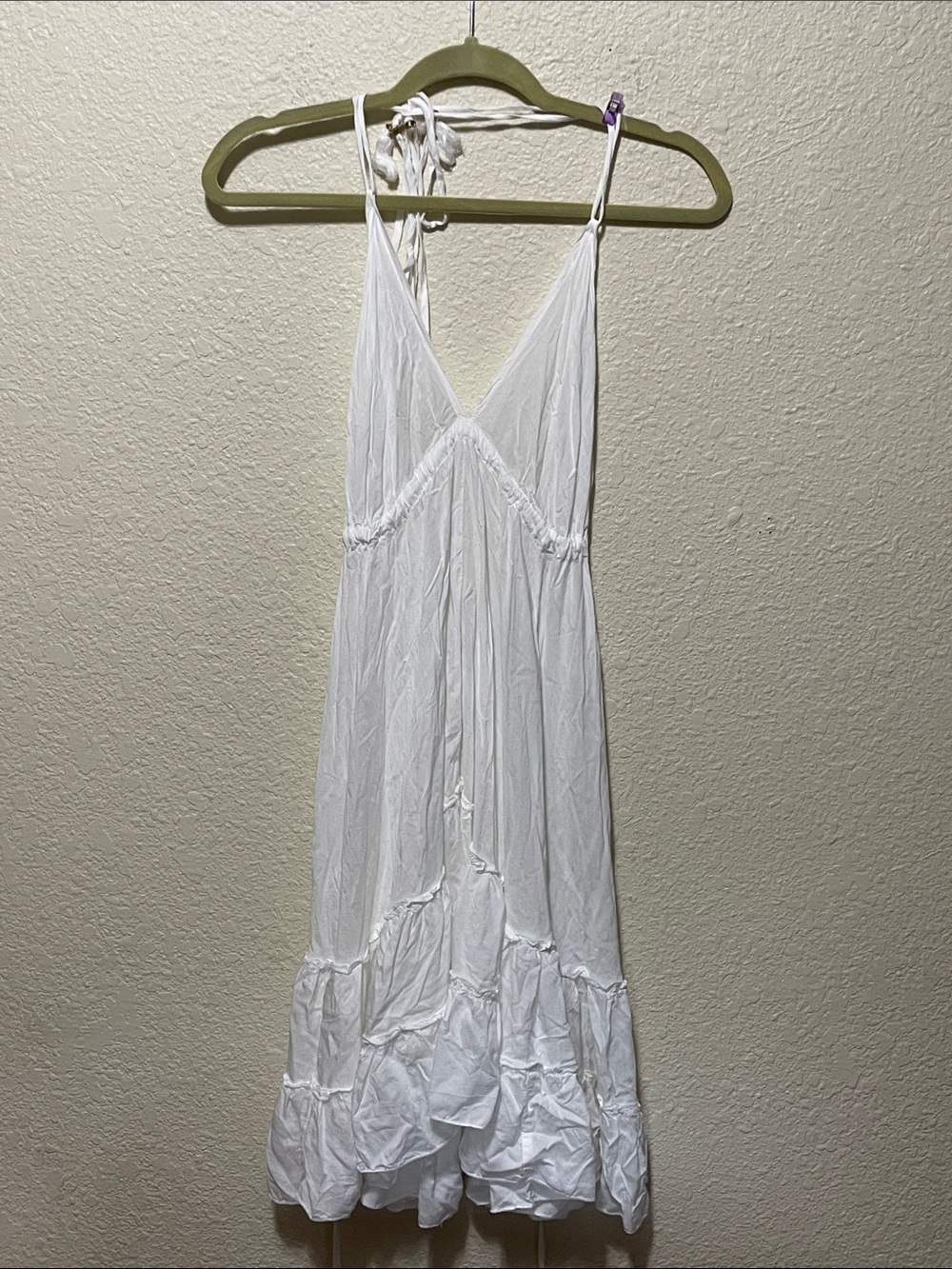 MIRA Women's White Halter Top
Ruffled Dress. Good Condition. Very Pretty. Size S